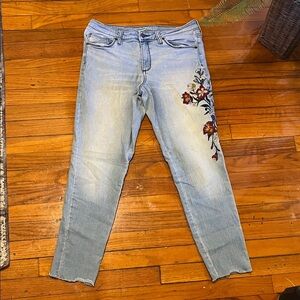Universal Thread Light Blue Floral Embroidered Jeans